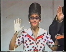 Anna Marchesini nei panni della signorina Carlo